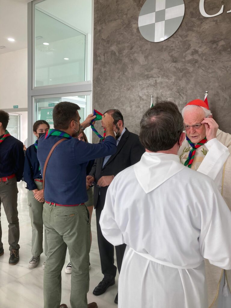 WhatsApp Image 2021 10 21 at 10.19.35 &bull; El cardenal Amigo Vallejo y el presidente de la ACdP y del CEU, Alfonso Bullón de Mendoza y Gómez de Valugera, reciben la pañoleta como scouts de honor en el Colegio CEU San Pablo Sevilla