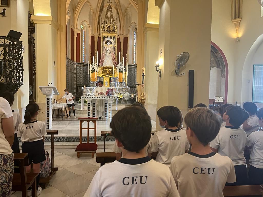 WhatsApp Image 2022 05 20 at 13.23.419 &bull; Los alumnos de Educación Primaria del Colegio CEU San Pablo Sevilla celebran el Mes de María con ofrendas y peregrinaciones