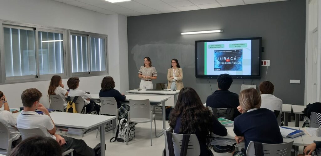 WhatsApp Image 2022 10 24 at 14.27.313 &bull; Mentoras de Cardenal Spínola CEU realizan un taller con el alumnado de 2º de Bachillerato del Colegio CEU San Pablo Sevilla