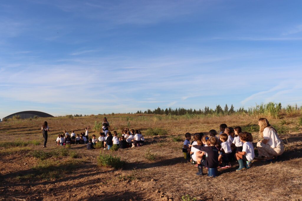 Un grupo de alumnos de Educación Primaria explora el entorno del Campus CEU en el marco de las actividades de Forest School.