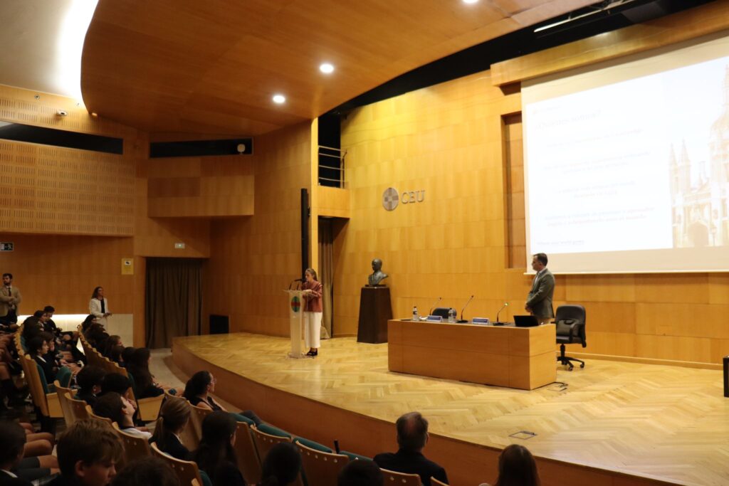 WhatsApp Image 2024 10 16 at 19.37.06 &bull; Congratulations! Entrega de diplomas de Cambridge a los alumnos del Colegio CEU San Pablo Sevilla