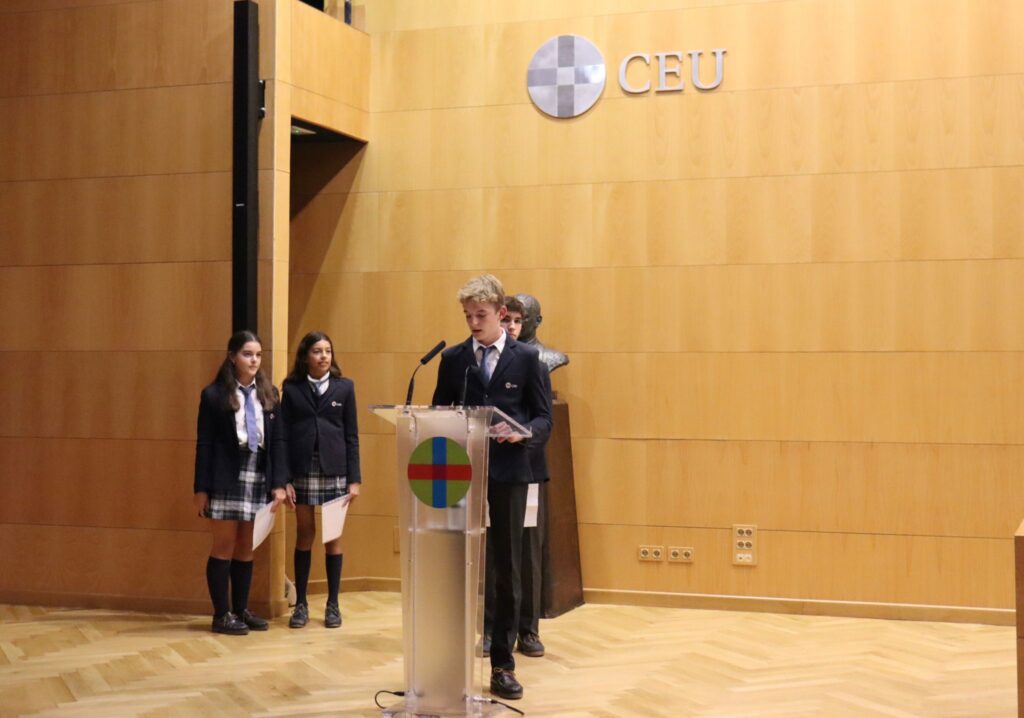 WhatsApp Image 2024 10 16 at 19.37.08 &bull; Congratulations! Entrega de diplomas de Cambridge a los alumnos del Colegio CEU San Pablo Sevilla