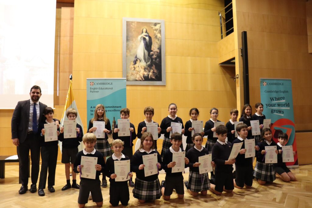 WhatsApp Image 2024 10 16 at 19.38.57 &bull; Congratulations! Entrega de diplomas de Cambridge a los alumnos del Colegio CEU San Pablo Sevilla