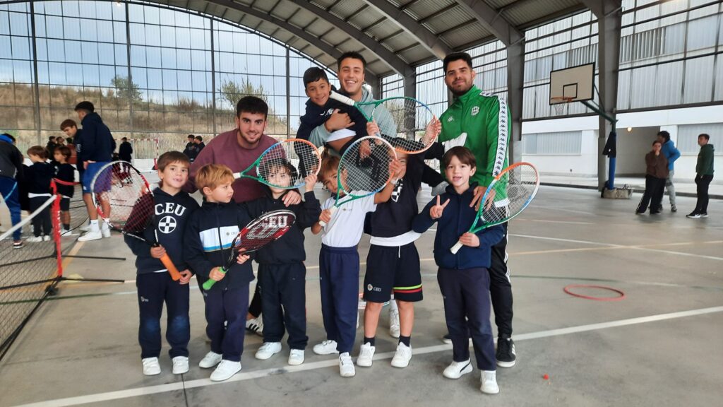 WhatsApp Image 2024 11 13 at 15.26.46 &bull; Clinic de tenis en el Campus CEU: una experiencia de aprendizaje entre el CEU FP Sevilla y el Colegio CEU San Pablo Sevilla