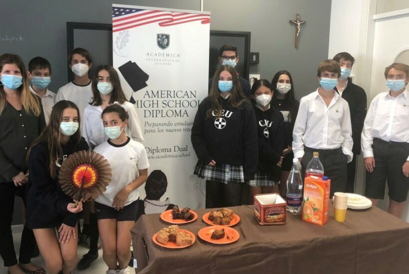 bachillerato dual &bull; Alumnos del programa Bachillerato Dual del Colegio CEU San Pablo Sevilla se reúnen para aprender más sobre la festividad de Acción de Gracias