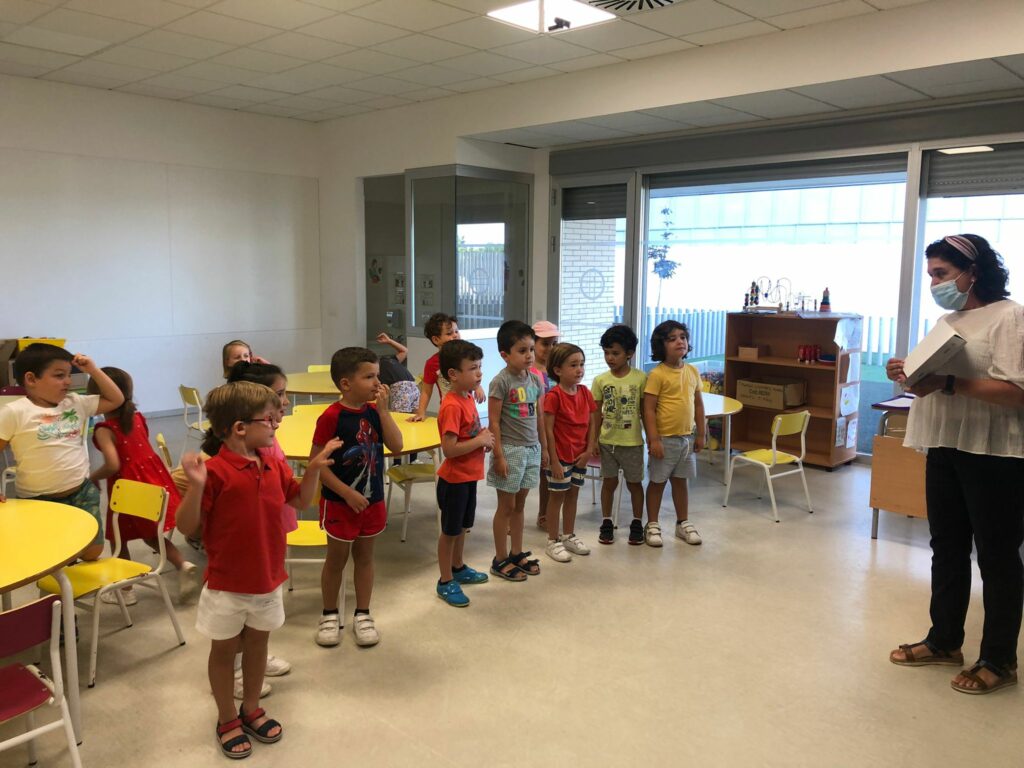 cuentacuentos &bull; Cuentacuentos, tiro con arco y partidos de ping pong, en una divertida jornada en el Summer Camp del Colegio CEU San Pablo Sevilla