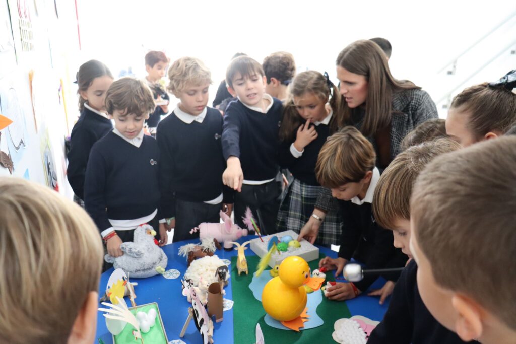 grupo alumnos ceu &bull; Exhibitions room, un aula para perder el miedo a hablar en público